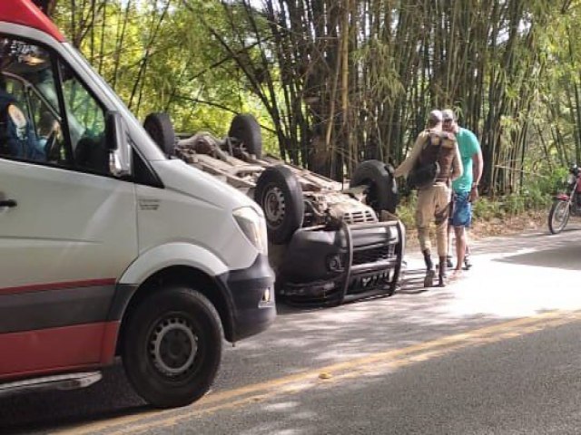 Vdeo: Viatura da PM transportando preso capota em Salvador