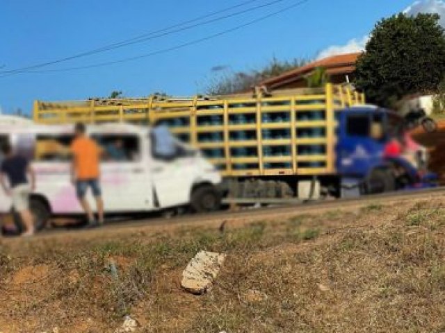 Lagoa Real: Acidente entre van e caminho carregado de gs deixa cinco mortos na BR-030