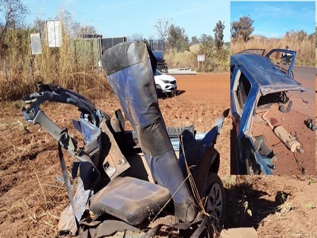 RIACHO DAS NEVES: Carro se parte ao meio aps batida na BR-135