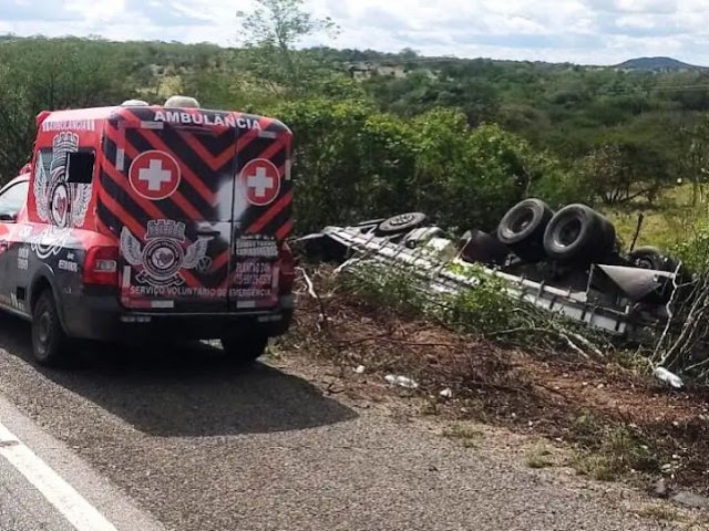 Caminhoneiro sai praticamente ileso em capotamento de caminho na BR 324