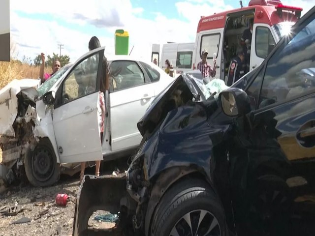 Uma pessoa morre e sete ficam feridas aps batida frontal entre carros no oeste da Bahia