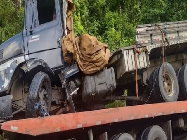 Quatro carretas e um nibus se envolvem em acidente na Bahia