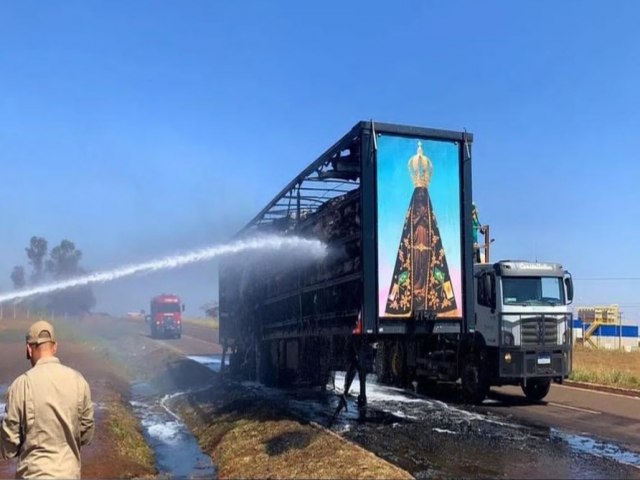 Painel de Nossa Senhora Aparecida fica intacto aps fogo destruir carreta