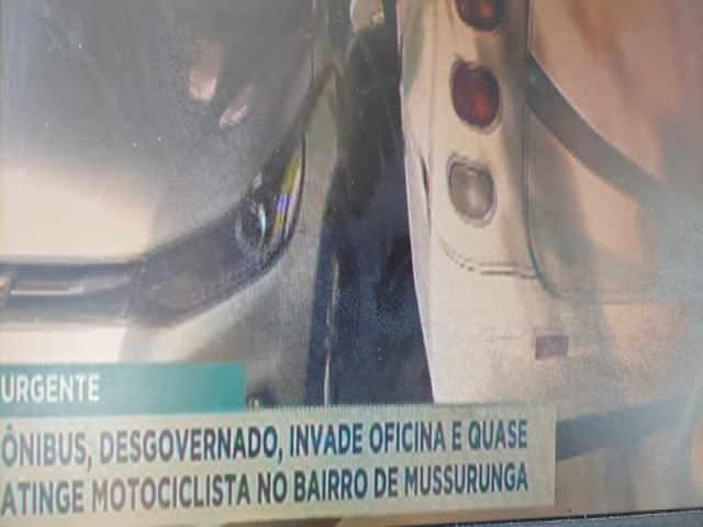 Microônibus de Capim Grosso desgovernado invade oficina no Bairro Mussurunga em Salvador