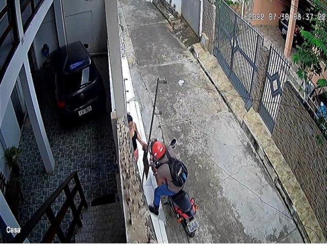 Salvador: Motoqueiro assalta mulher na porta de casa, rouba celular e ainda arranca aliana da vtima; assista