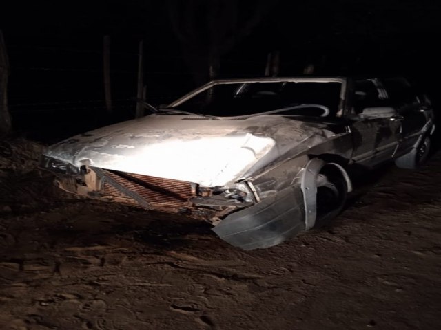 Motorista perde controle do veículo e bate contra cerca na estrada que liga Quixabeira á Jaboticaba
