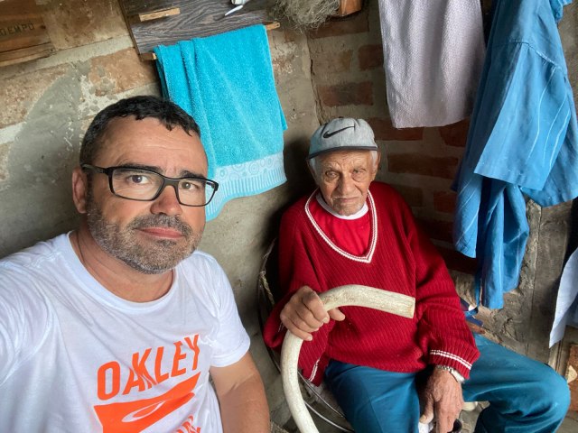 Aos 109 anos idoso cultiva Aipim gigante na cidade de Quixabeira