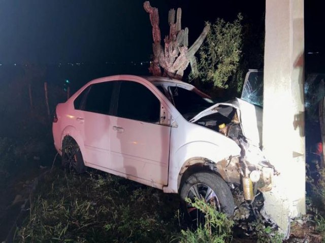 Coliso de carro em poste e queda de moto na BA 409 em pouco espao de tempo deixa trs feridos