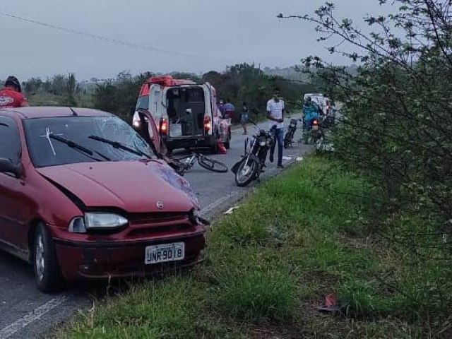 Dois jovens so socorridos em estado grave aps coliso envolvendo moto e carro na BA 120