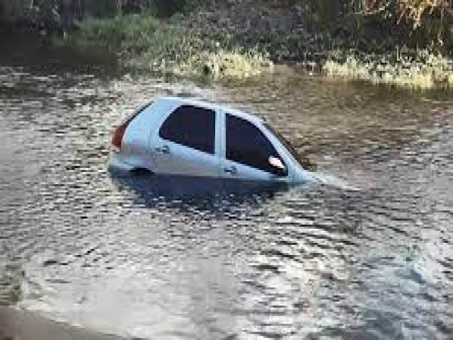 Carro cai em rio de Salvador aps motorista cochilar ao volante; homem voltava do trabalho