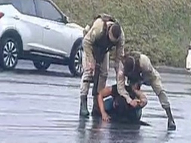 Suspeita de roubo foge de viatura, mas  detida por PMs no meio de avenida movimentada de Salvador; assista vdeo