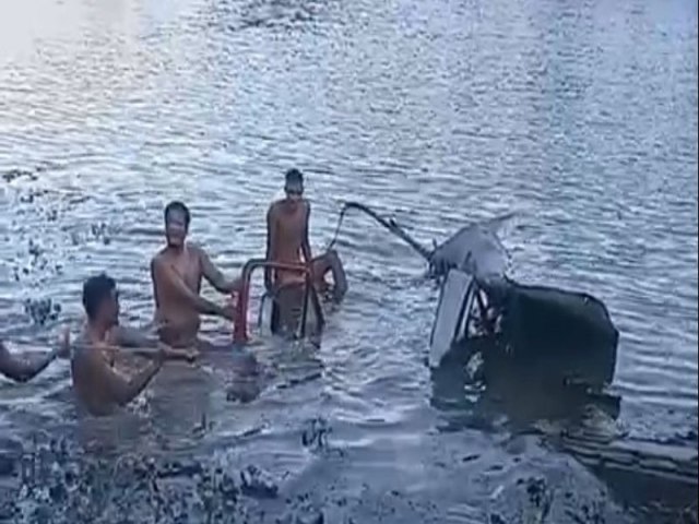 Vdeo: Caminho perde freio e cai em rio na RMS