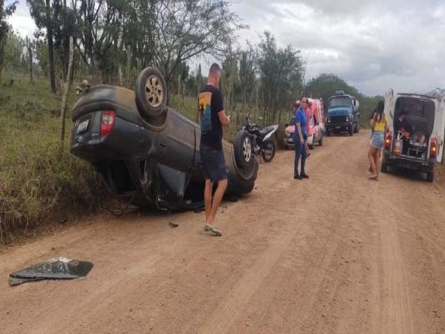 Capotamento na BA 233 deixa mulher e filha feridas