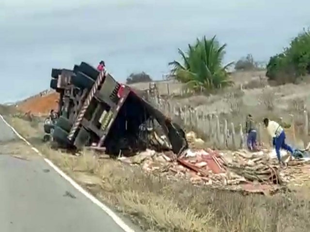 Caminho tomba na BR-324, entre Jacobina e Ourolndia; veja vdeo