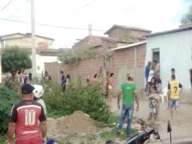 Capim Grosso: Homem  morto a tiros e mulher  baleada no bairro Jos Mendes de Queiroz