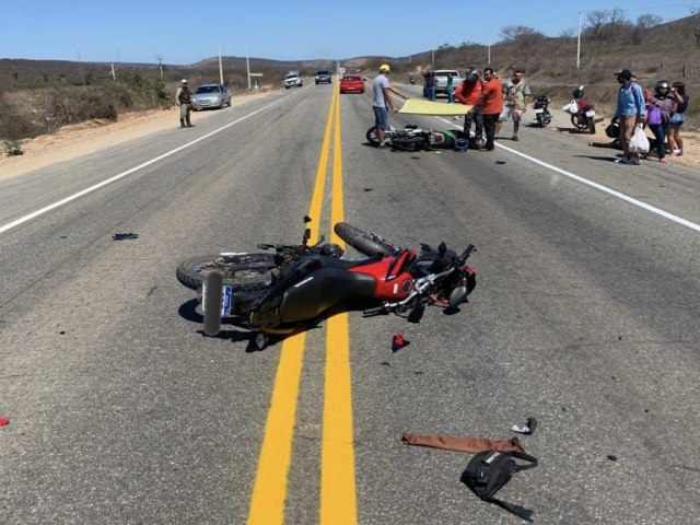 Coliso entre duas motos deixa trs pessoas feridas na BA-262 entre Brumado e Aracatu