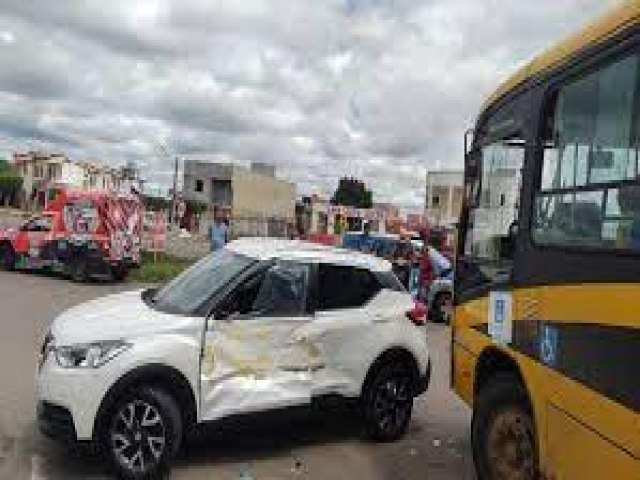 nibus e carro de passeio colidem em cruzamento da BR 324