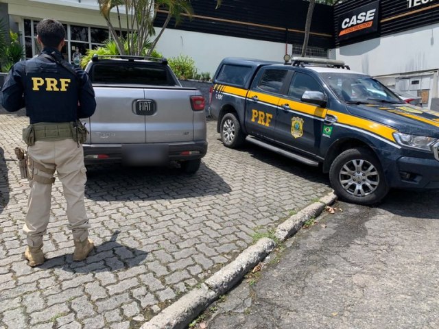 Aps empreender fuga dois indivduos so presos e uma caminhonete roubada  recuperada pela PRF, na cidade de Salvador (BA)