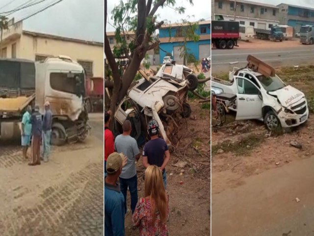 Seabra: Acidente entre caminho, kombi e ambulncia deixa dois mortos