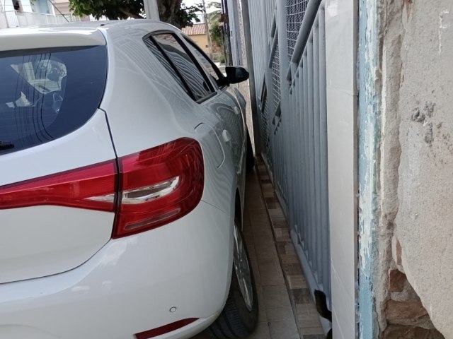 Capim Grosso: Carro desgovernado sobe passeio de residncia no Bairro Oliveira