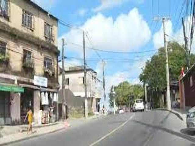 Homem morre aps ser retirado de nibus e baleado em Salvador; rodovirios deixam de circular na regio