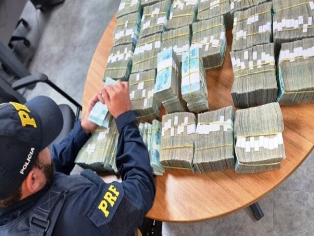 PRF prende homem transportando mais de R$ 2,5 milhes de origem incerta