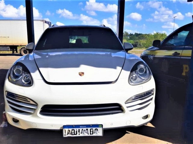 Mulher  detida pela PRF trafegando com Porsche Cayenne roubado comprado pelo valor de R$ 40 mil