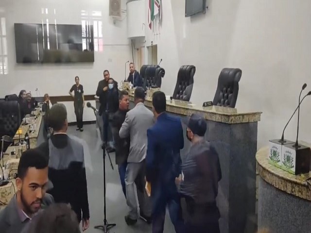 Vereadores Pedro Ccero e Lulinha trocam socos em plenrio da Cmara Municipal