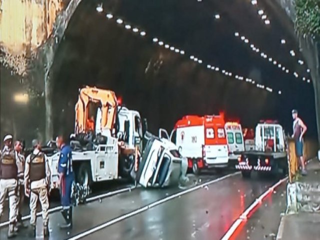 Salvador: Carro sobe em rampa de viaduto e capota na avenida Lus Eduardo Magalhes