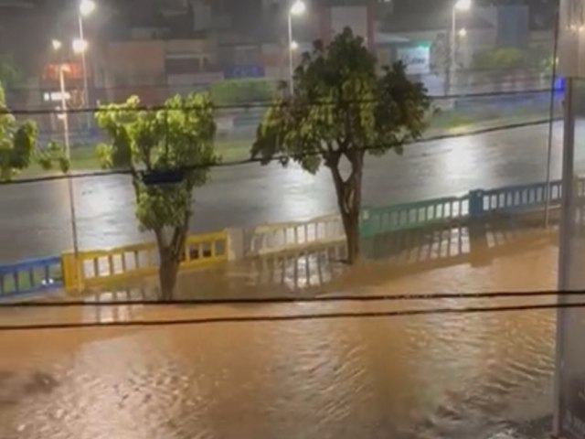 Chuva alaga ruas e causa transtornos em Jacobina; casas e lojas so invadidas, veja vdeo