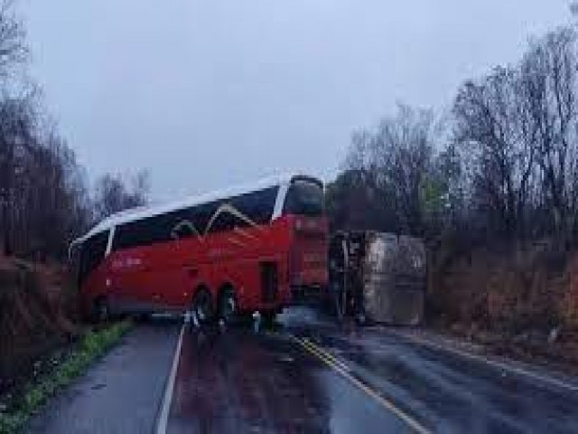 Pelo menos 10 pessoas ficam feridas em acidente entre carretas e nibus na Chapada Diamantina