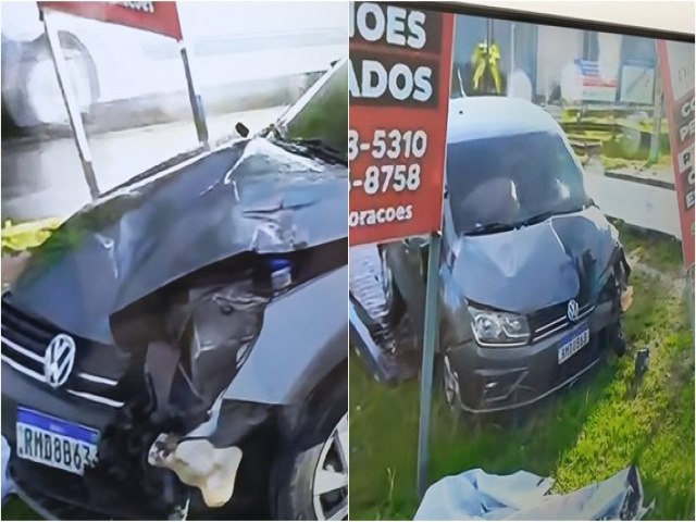 Carro fica destrudo ao bater em placas de propaganda em Lauro de Freitas