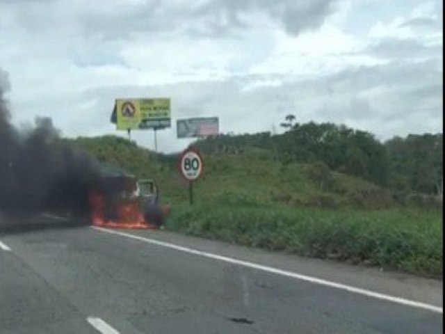 Carro pega fogo e famlia fica em acostamento na BR-324, veja vdeo