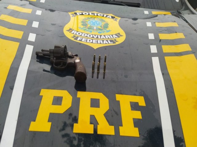 PRF apreende revlver cal. 32 municiado e prende pedestre por porte ilegal de arma de fogo