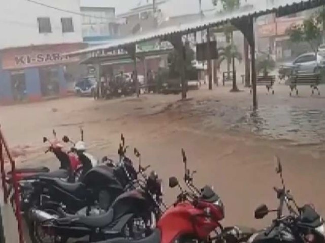 Chuva causa alagamentos e estragos em Medeiros Neto