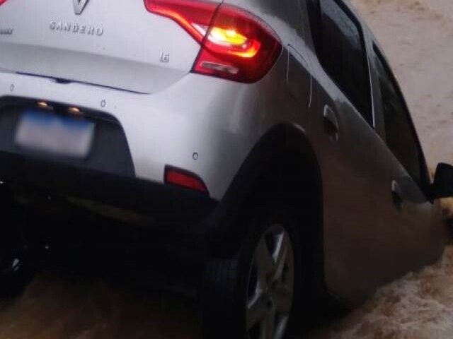 Feira de Santana: Aps chuvas, carro  engolido por cratera na Avenida Artmia Pires; motorista saiu ileso