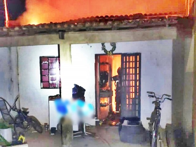 Barreiras: Transtornado e violento homem ameaa esposa em seguida toca fogo na casa