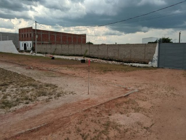 Chuva com rajadas de vento derruba parte de muro de estdio em Queimadas