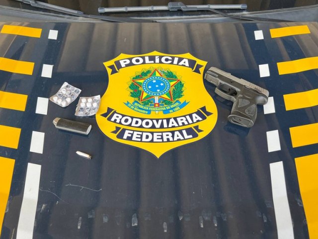 PRF prende dupla com arma, munio e drogas em Teixeira de Freitas 