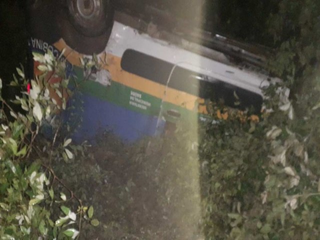 Ambulncia da Prefeitura de Jacobina capota com 4 pessoas na Serra do Tombador