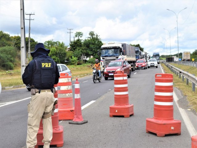 Caminho roubado  recuperado pela PRF na cidade de Feira de Santana