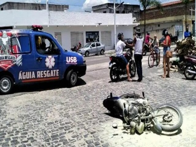 Motocicleta pega fogo ao colidir com carro em cruzamento na Avenida Luiz Eduardo