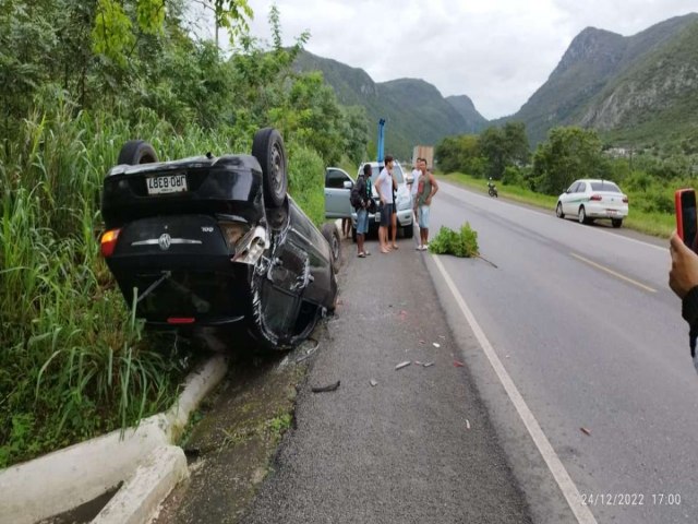 Jacobina: Para evitar coliso frontal, casal acaba capotando veculo na BR-324