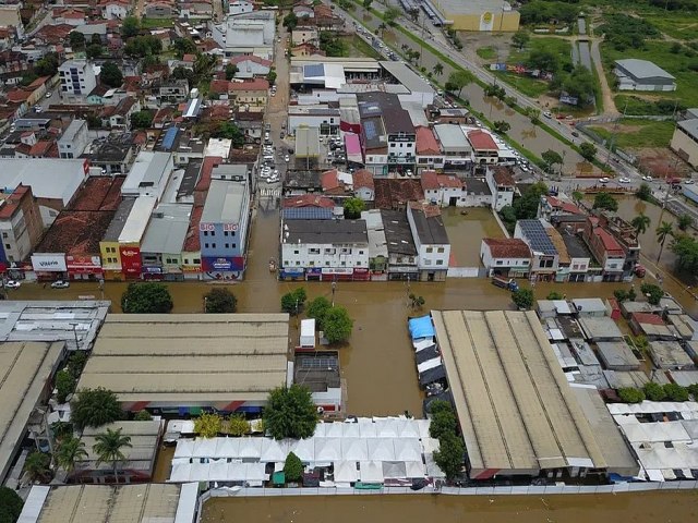 Cidade baiana fica debaixo d'gua aps rio transbordar; veja vdeo