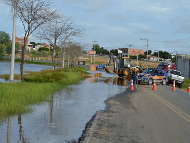 Capim Grosso: Lagoa de Dete transborda e pista  interditada para evitar acidentes