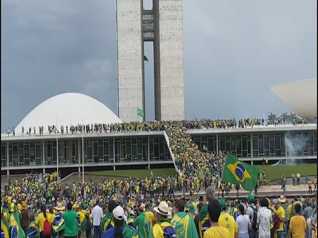 Bolsonaristas radicais invadem Congresso Nacional, Palácio do Planalto e STF, em Brasília