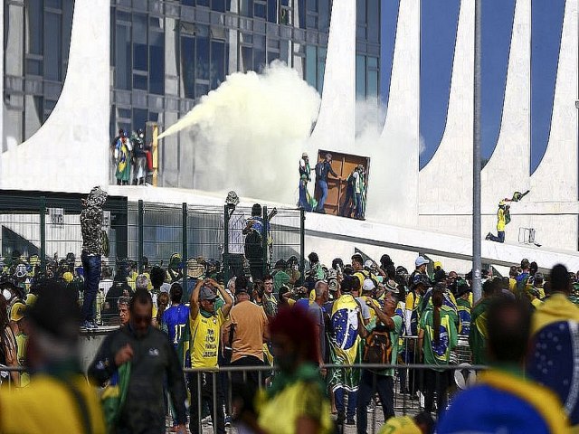 Mulher cai em golpe do Pix após marido participar de invasão golpista em Brasília-DF