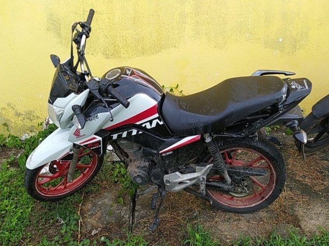 PRF recupera motocicleta roubada em Amlia Rodrigues