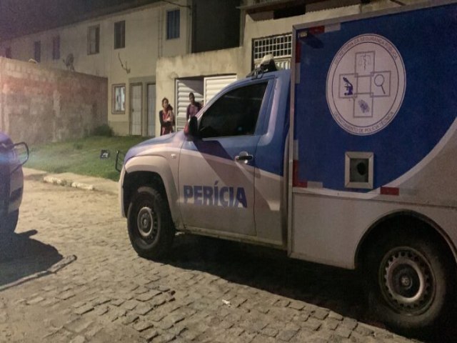 Jovem  morto a tiros dentro de mercadinho no bairro Mangabeira