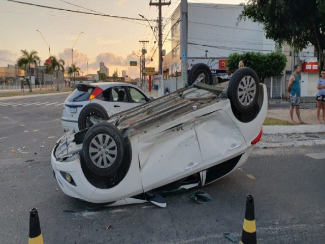 Carro capota aps batida forte em cruzamento na cidade de Feira de Santana
